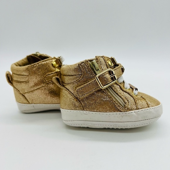 MICHAEL KORS SPARKLY GOLD BABY SNEALERS SIZE 2 VELCRO AND ZIPS - Picture 5 of 10